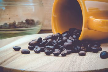 Cup with coffee beans - Kostenloses image #330441